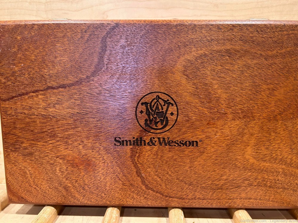 SMITH & WESSON 29-10 44 MAG #24136 WOOD DISPLAY BOX-img-20