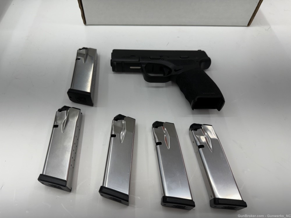 Springfield Hellcat 9mm Semi-Auto Pistol -Value Pack -  Red Dot base plate-img-7