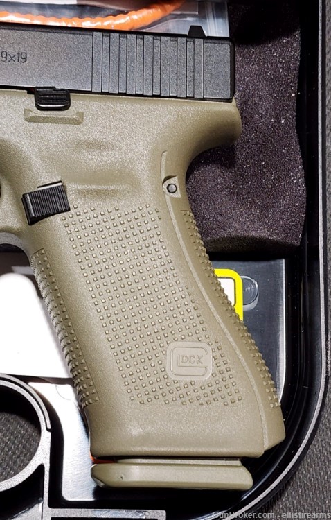 Glock 17 gen5 Battlefield Green 4.5" 9mm 3-17rd mags, PA175S203BFG-img-2
