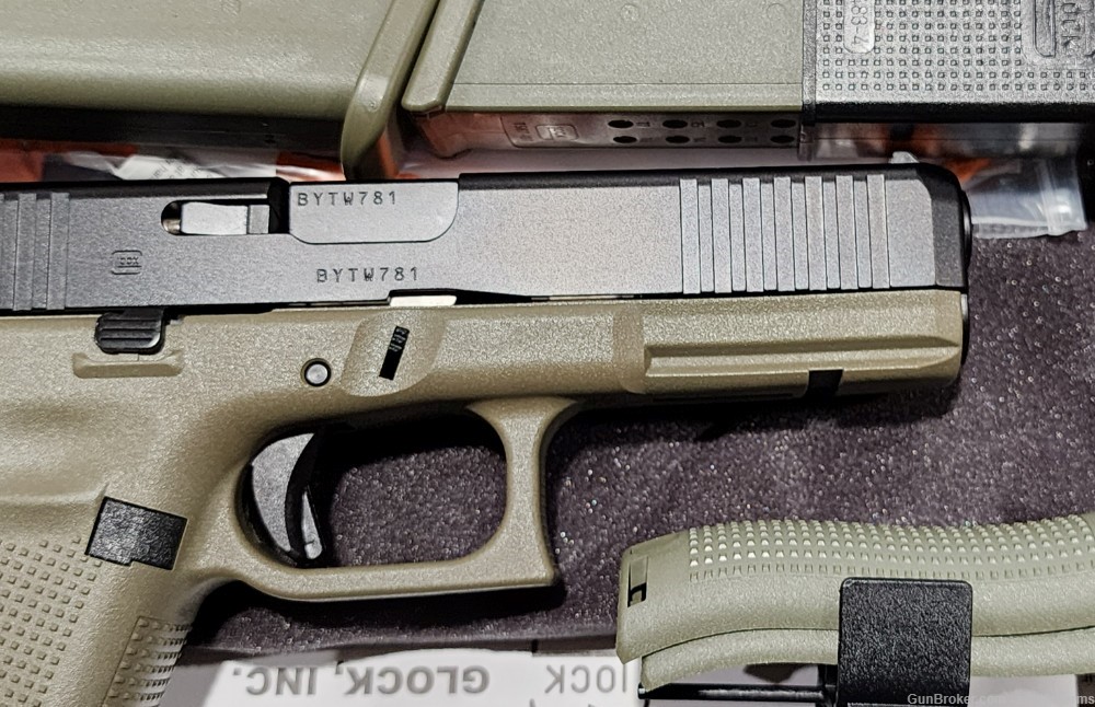 Glock 17 gen5 Battlefield Green 4.5" 9mm 3-17rd mags, PA175S203BFG-img-5