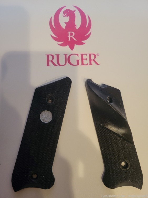 Ruger Mark III .22 - Thumb rest Checkered grips with Medallion - New-img-1