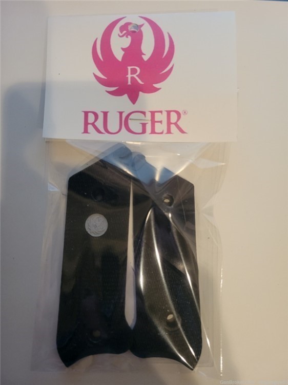 Ruger Mark III .22 - Thumb rest Checkered grips with Medallion - New-img-0