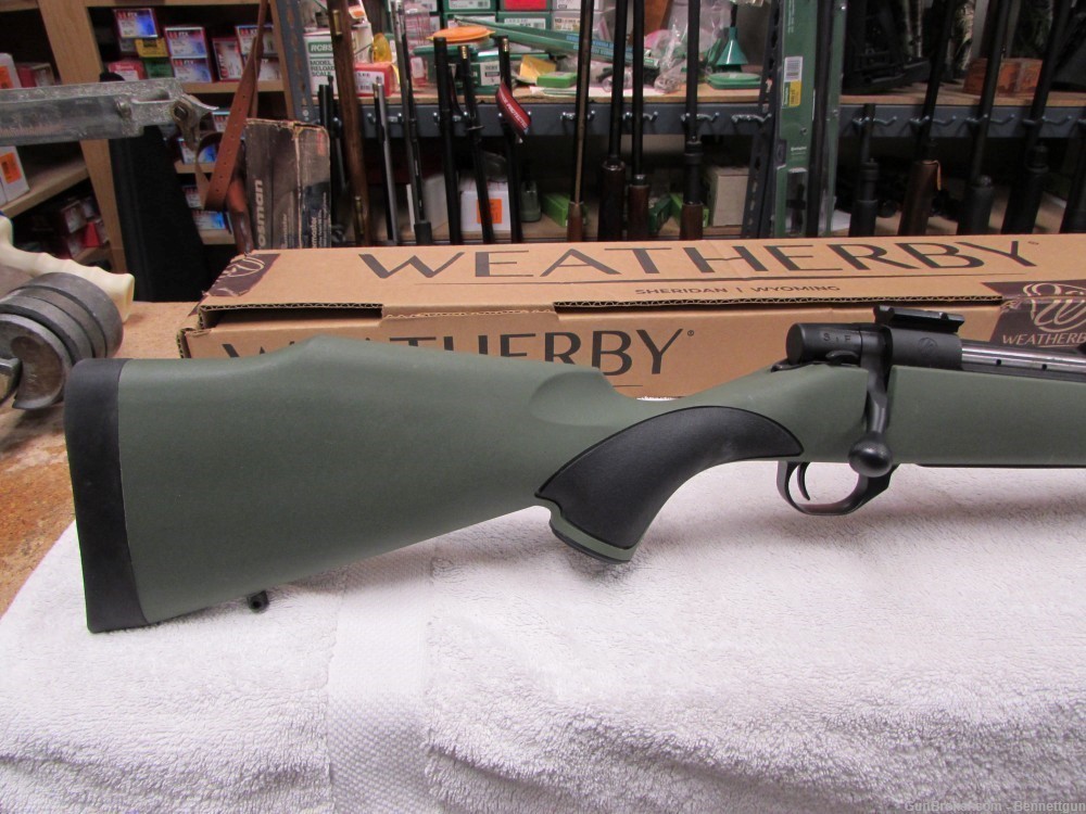 Weatherby Vanguard 300 win mag Synthetic Green w/ box-img-12