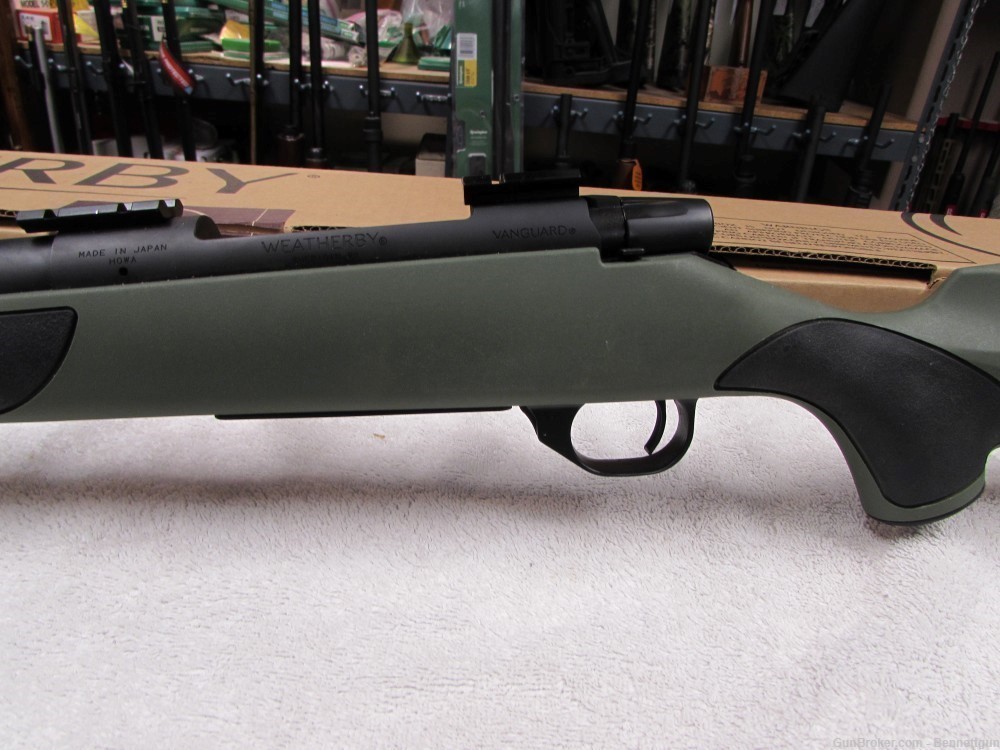 Weatherby Vanguard 300 win mag Synthetic Green w/ box-img-4