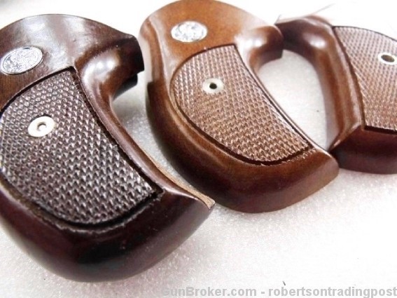 Sile Walnut Combat Grips for S&W J Round Smith & Wesson Banana type sil711-img-2