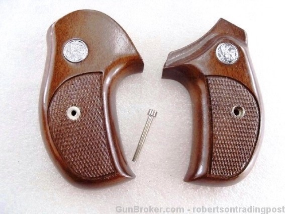 Sile Walnut Combat Grips for S&W J Round Smith & Wesson Banana type sil711-img-0