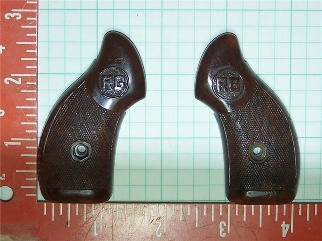 RG 14 revolver grips , 2 5/8" high, brown.-img-0