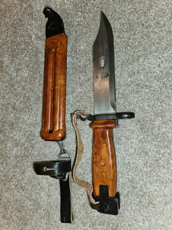 Bulgarian bayonet ,AK-47, like new, orang bakelite, matching-img-0