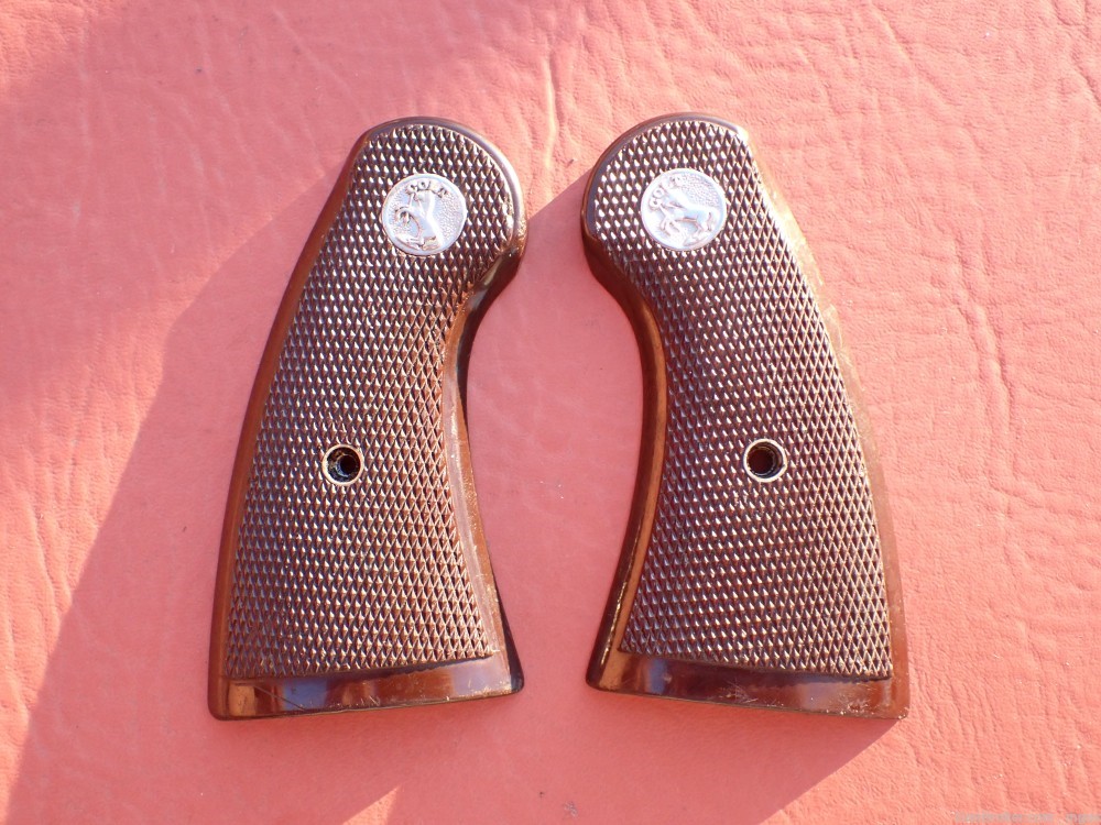 COLT NEW SERVICE REVOLVER FACTORY GRIPS WITH COLT MEDALLION (RARE)-img-0