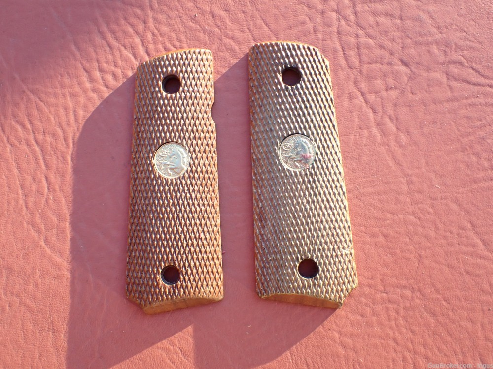 COLT OFFICERS MODEL 45ACP FACTORY ORIGINAL CHECKERED WOOD GRIPS -img-0