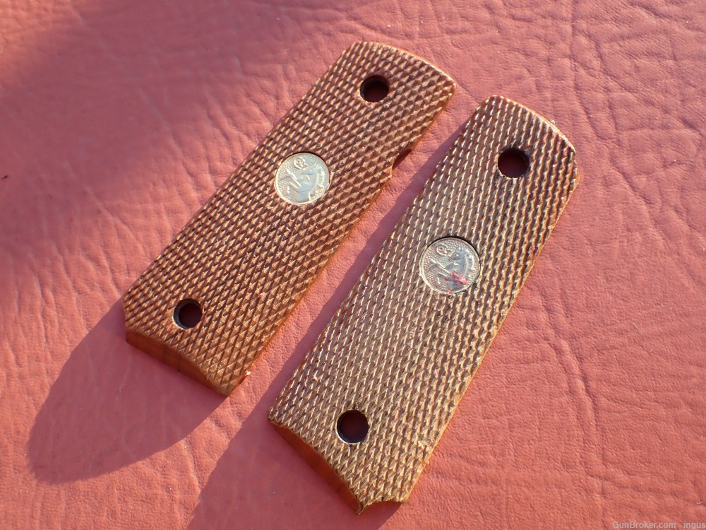 COLT OFFICERS MODEL 45ACP FACTORY ORIGINAL CHECKERED WOOD GRIPS -img-1