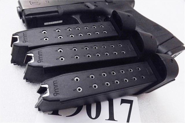 Glock 19 9mm 17rd Factory Mag w Grip Adapter 19017-img-3