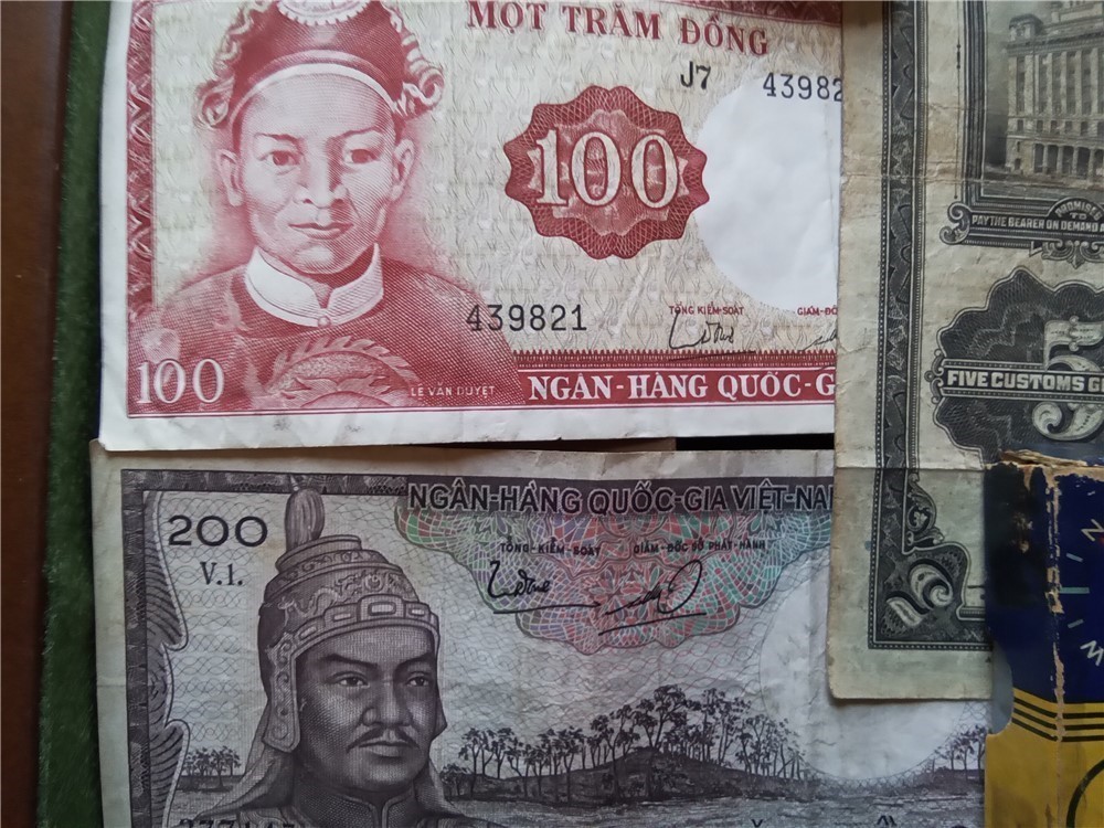 Vietnam Currency,compass, Prayer book, coin book, & Zenith 1968 lighter-img-2