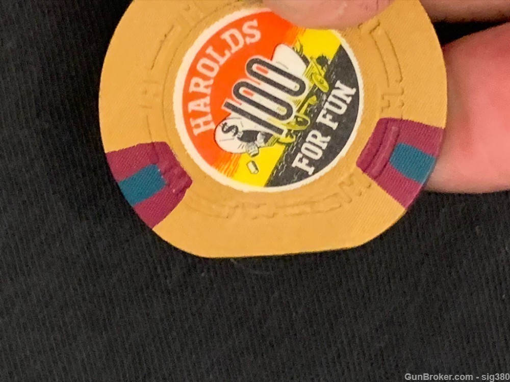 1965 $100 HAROLDS CLUB FOR FUN LAS VEGAS CASINO CHIP, WITH  NATURAL DEFECT-img-2