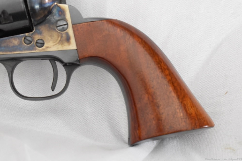 Taylors Uberti Colt 1873 Cattleman .44-40 Win in like new condition -img-8