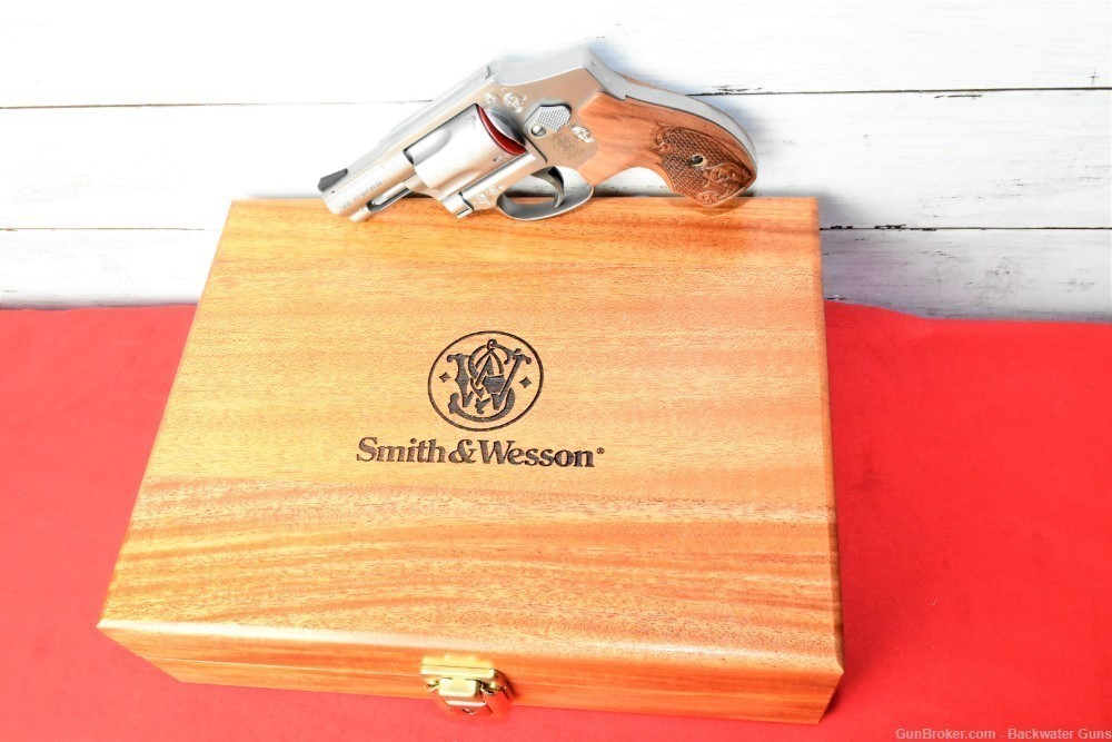 NEW SMITH & WESSON MODEL 640 ENGRAVED 357 REVOLVER MAHOGANY CASE NO RESERVE-img-10