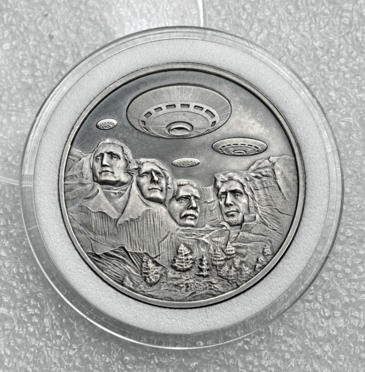 1oz silver Art round - UFOs over Mt. Rushmore - .999 pure silver-img-0