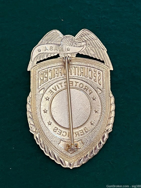 NASA SECURITY OFFICER PROTECTIVE SERVICES BADGE, NUMBERED-img-3
