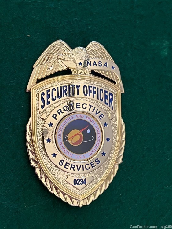 NASA SECURITY OFFICER PROTECTIVE SERVICES BADGE, NUMBERED-img-1