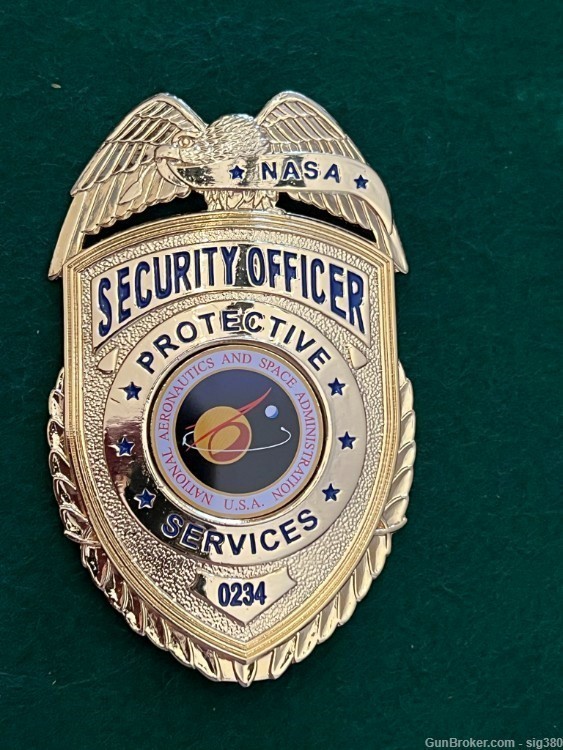 NASA SECURITY OFFICER PROTECTIVE SERVICES BADGE, NUMBERED-img-0