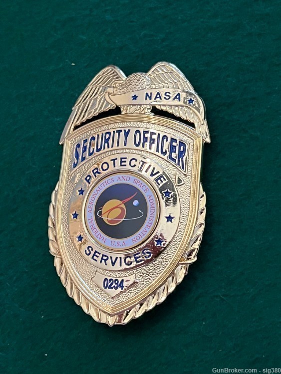 NASA SECURITY OFFICER PROTECTIVE SERVICES BADGE, NUMBERED-img-2