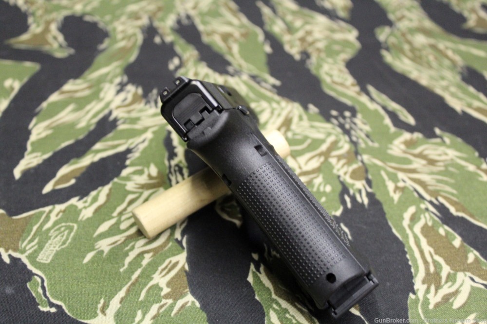 Glock 17M 9mm Like New In Box-img-4