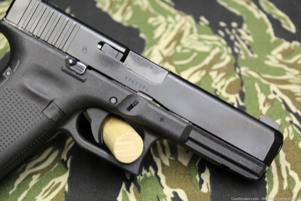 Glock 17M 9mm Like New In Box-img-2