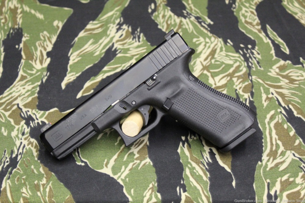 Glock 17M 9mm Like New In Box-img-5
