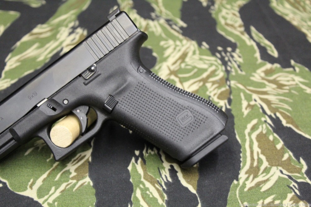 Glock 17M 9mm Like New In Box-img-6