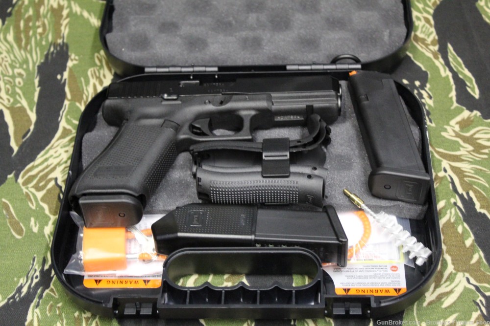 Glock 17M 9mm Like New In Box-img-7