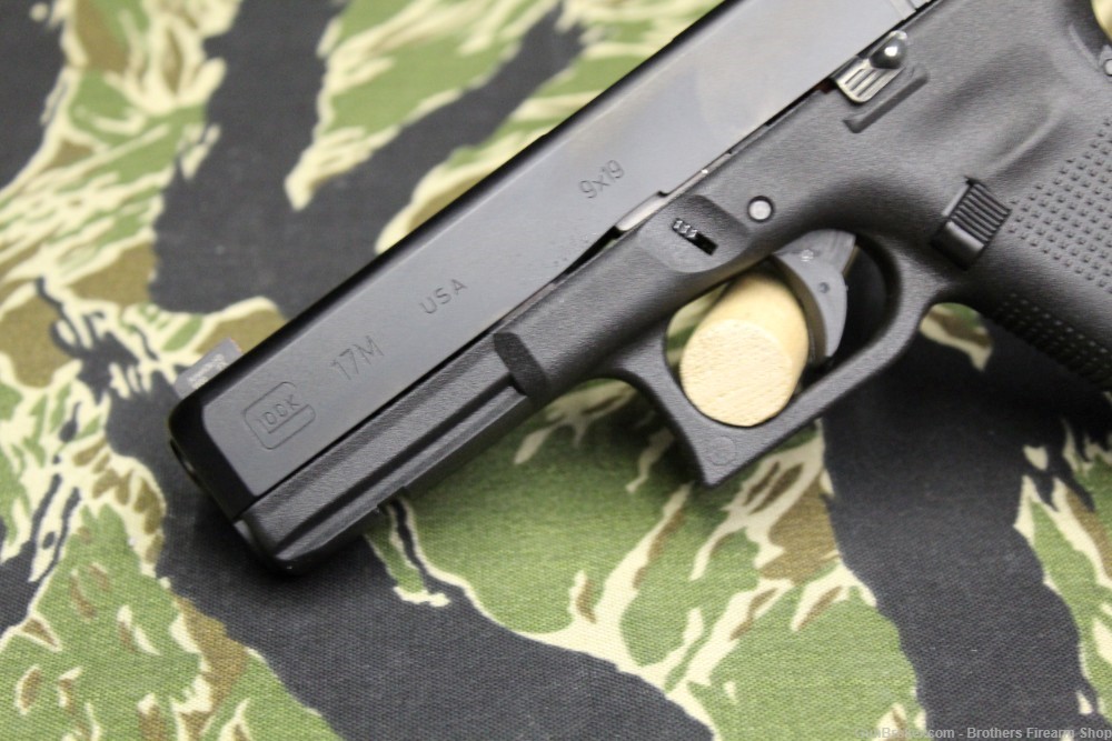 Glock 17M 9mm Like New In Box-img-8