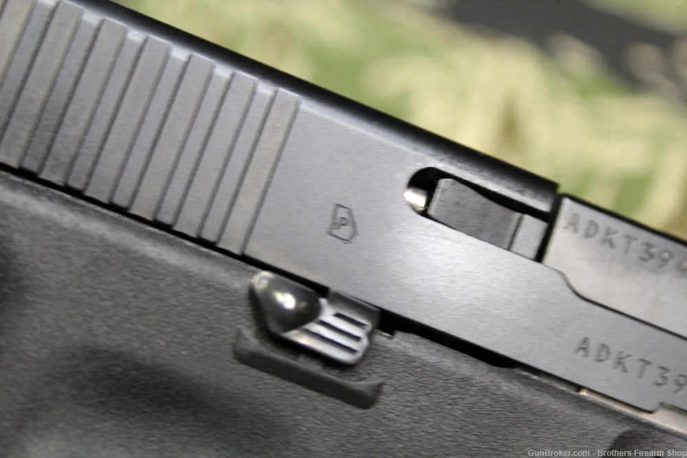 Glock 17M 9mm Like New In Box-img-3