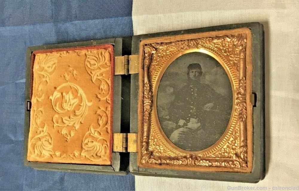  Union Soldier Cased glass plate image  w/ gutta percha case-img-8