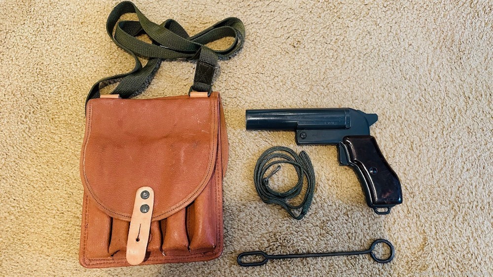 Czech VZ44 Flare pistol with case, new old stock with accessories-img-0