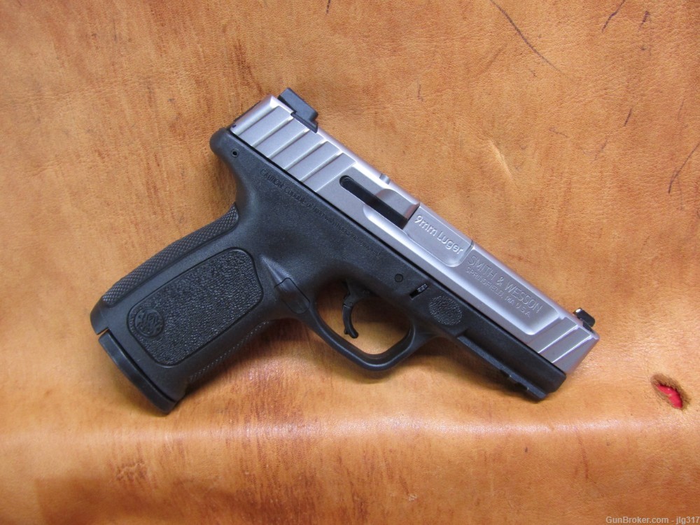 Smith & Wesson SD9 VE 9 mm Semi Auto Pistol 2x 16 RD Mags-img-1
