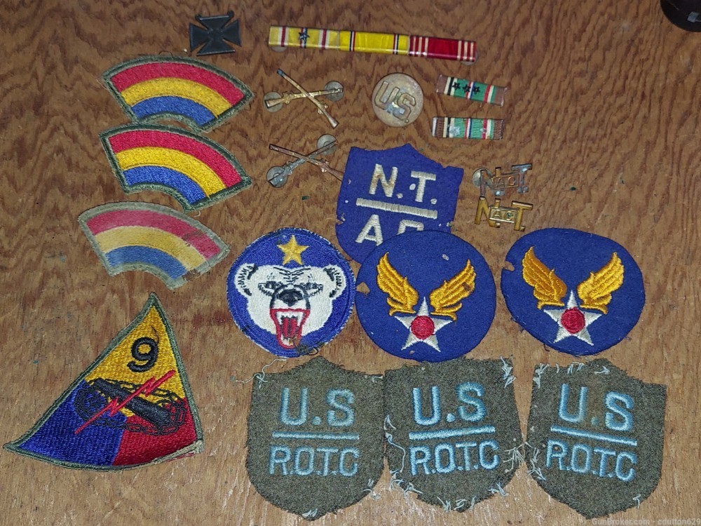 USGI WW2 badges and pins - original-img-0