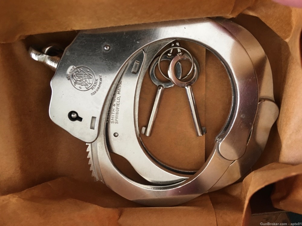 Smith and Wesson Model 90 Nickel Handcuffs - Nice-img-3
