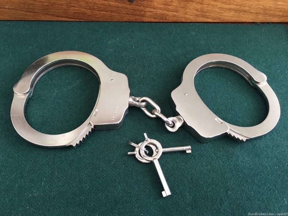 Smith and Wesson Model 90 Nickel Handcuffs - Nice-img-5