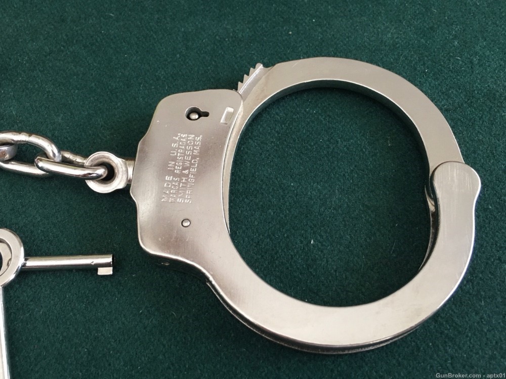 Smith and Wesson Model 90 Nickel Handcuffs - Nice-img-6