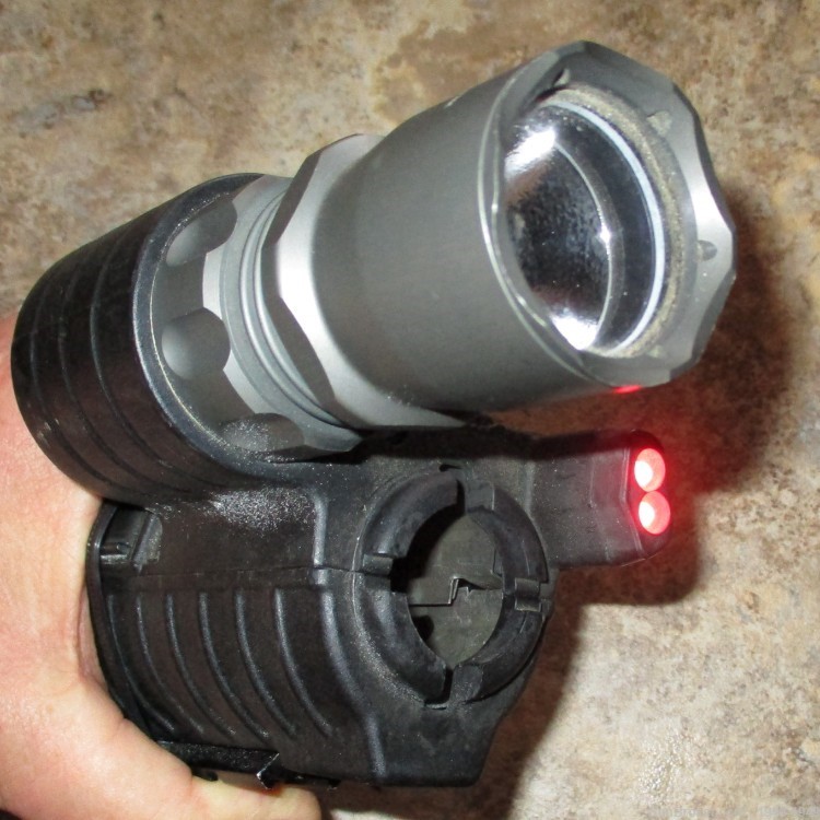 SureFire MV500A Weapon Light / Map Light For an M4 / CAR 15 Works Perfectly-img-10
