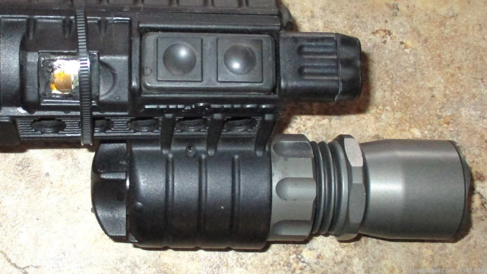 SureFire MV500A Weapon Light / Map Light For an M4 / CAR 15 Works Perfectly-img-4
