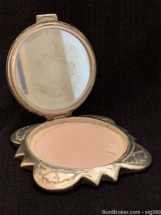 VINTAGE MEXICAN STERLING SILVER LADIES MAKEUP COMPACT WITH AZTEC  DESIGN-img-1