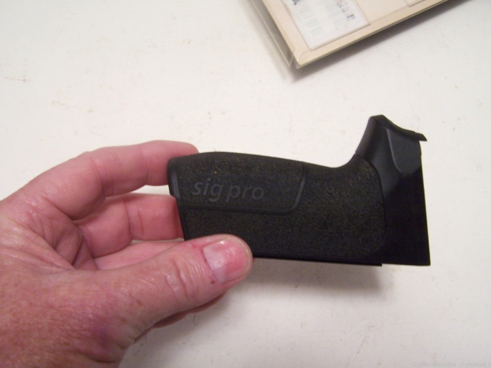 Sig Pro SP2022 Factory Grips    -img-3