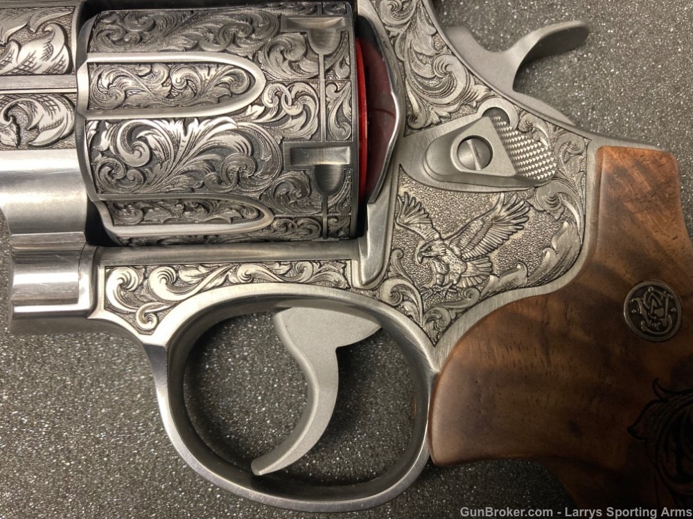 Smith & Wesson 629 Altamont special stunning eagle engraving and xxx grips -img-3