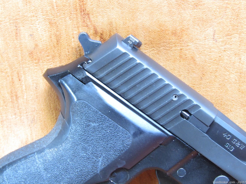 Sig Sauer P226 Nitron Full Size 40 S&W Semi Auto Pistol 4 Mags Like New-img-3