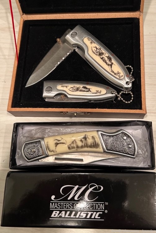 COLLECTOR POCKET KNIVES 2 incase large one boxed.-img-0