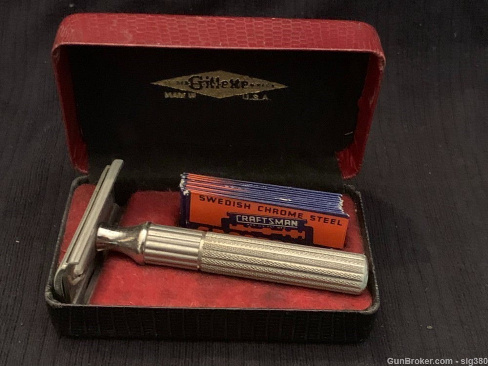 1940S GILLETTE SAFETY RAZOR IN BOX, EXTRA BLADES / NICE!-img-0