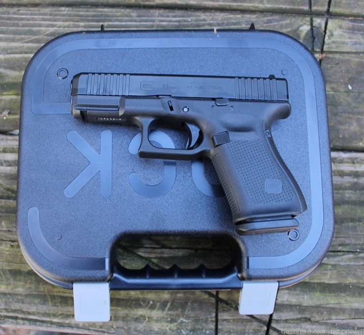  New, never used Glock 19 Gen 5 in box with extras!-img-1