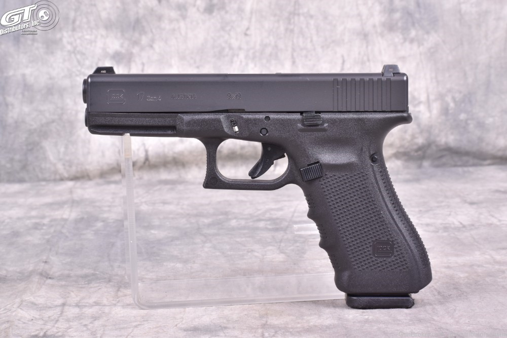 Glock 17 GEN 4 9mm with case and three magazines-img-3