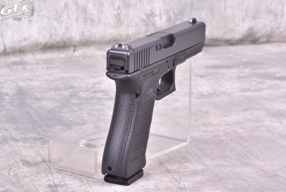 Glock 17 GEN 4 9mm with case and three magazines-img-2